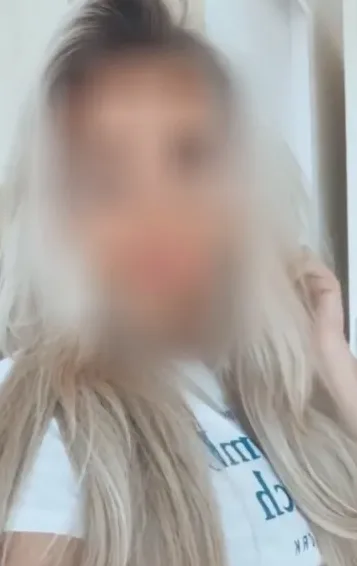Ester, 28